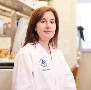 Dr. Carolina Ilkow in a lab